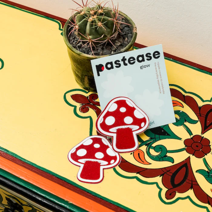 Hongos: Pastillas para pezones con forma de hongo que brillan en la oscuridad, de color rojo y blanco brillante